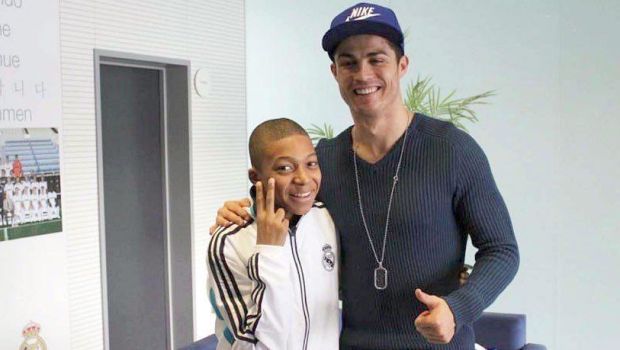 
	Poză de colecție! Copilul de lângă Ronaldo este starul de azi, iar fotograful de ocazie este un nume uriaș&nbsp;
