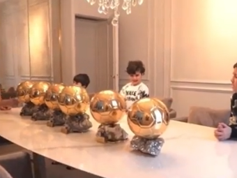 &bdquo;De ce sunt șapte Baloane de Aur?!&rdquo; Dialog genial al lui Messi cu băiatul lui! Cum a reacționat când a văzut noul trofeu