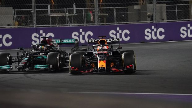 
	Verstappen, penalizat din nou după incidentele din Arabia Saudită! Cum arată lupta cu Hamilton înaintea ultimei curse
