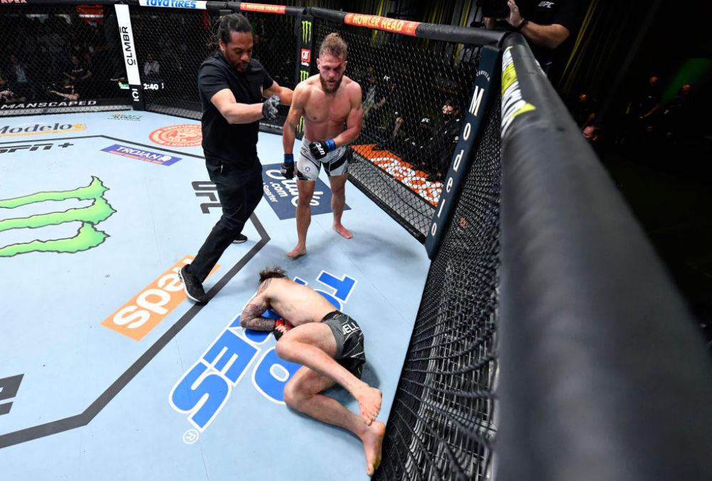 Starul UFC și-a făcut K.O. adversarul cu o lovitură de picior din întoarcere! L-a doborât la podea instant _2