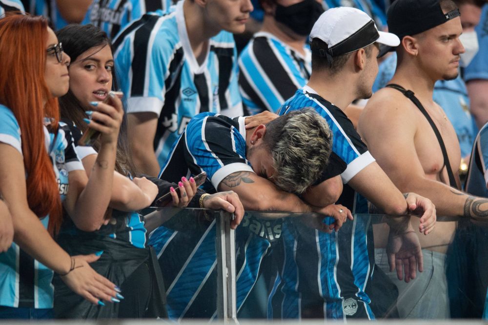 Imaginile momentului! Fanii lui Gremio, în lacrimi după ce echipa lor a retrogradat pentru a treia oară în istorie_3