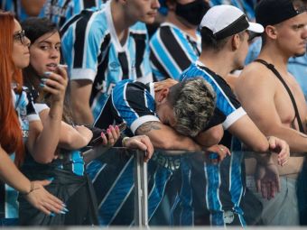 
	Imaginile momentului! Fanii lui Gremio, în lacrimi după ce echipa lor a retrogradat pentru a treia oară în istorie

