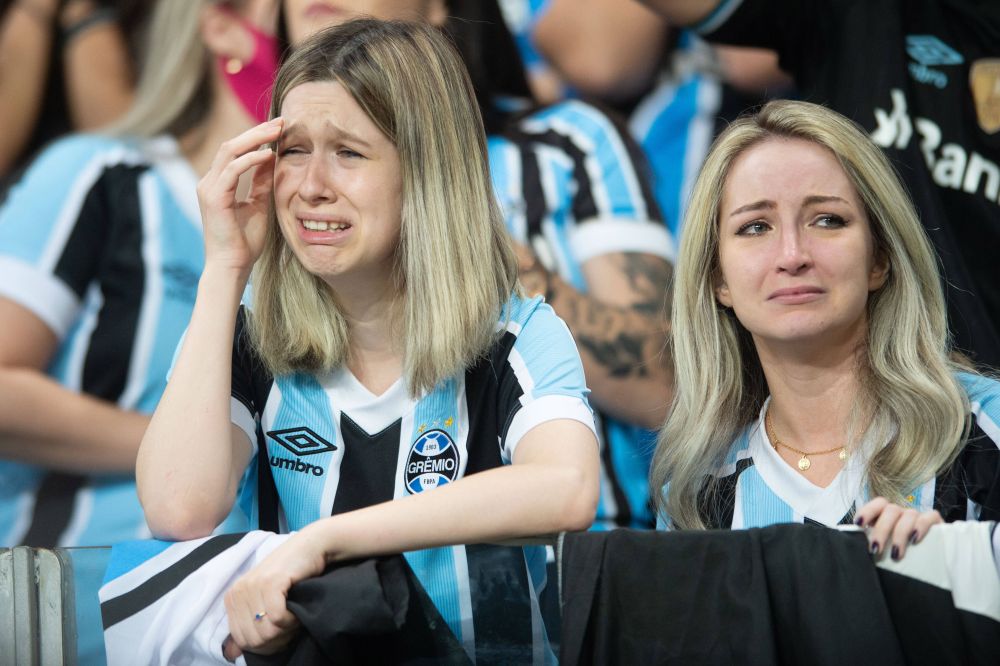 Imaginile momentului! Fanii lui Gremio, în lacrimi după ce echipa lor a retrogradat pentru a treia oară în istorie_7