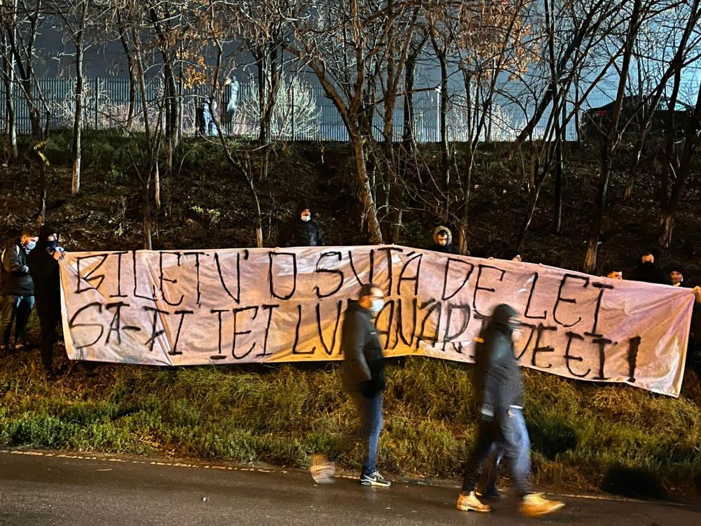 „Biletu' 100 de lei / Să-ți iei lumânări de ei!” Suporterii Universității Craiova, iritați de gestul conducerii lui Voluntari_2