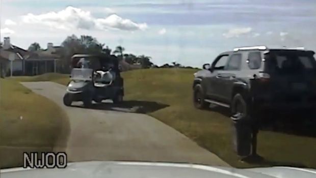 
	A fost urmărită de poliție pe terenul de golf! O pensionară din SUA a oferit imaginile săptămânii&nbsp;
