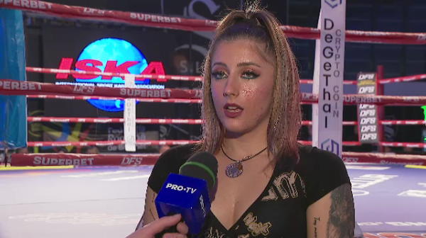 Andreea Prisăcariu, prezentă pentru prima dată la o gală de kickboxing. Cum s-a făcut remarcată excentrica sportivă 
