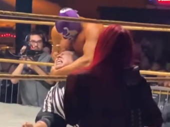 
	Imagini cu puternic impact emoțional! Arbitrul unui meci de wrestling este anchetat pentru că s-ar fi lăsat înjunghiat în cap pentru bani
