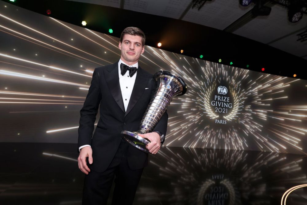 Verstappen, 'umilit' de un puști la gala la care a primit trofeul de campion mondial. Imaginile s-au viralizat imediat_2