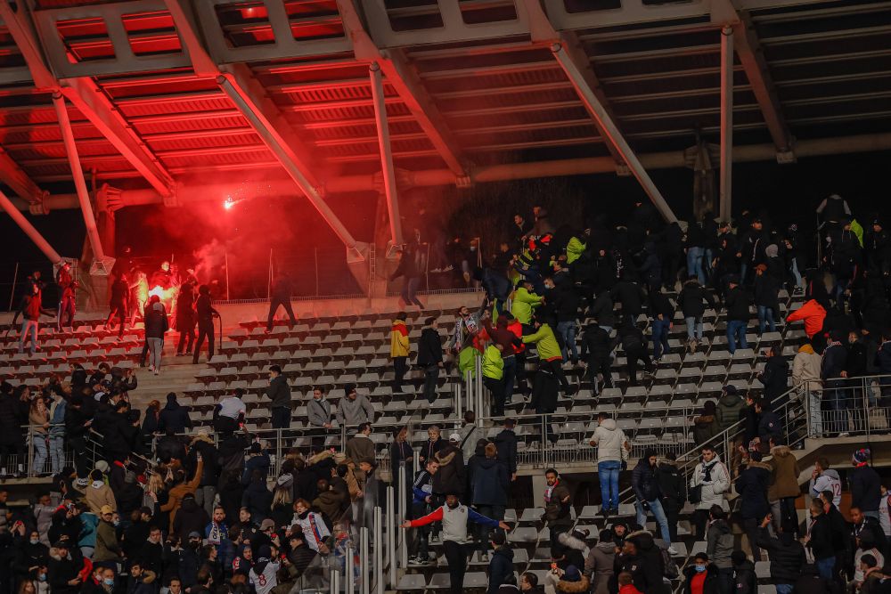 Haos în Franța! Meciul lui Lyon din Cupa Franței a fost suspendat din cauza incidentelor din tribune_14