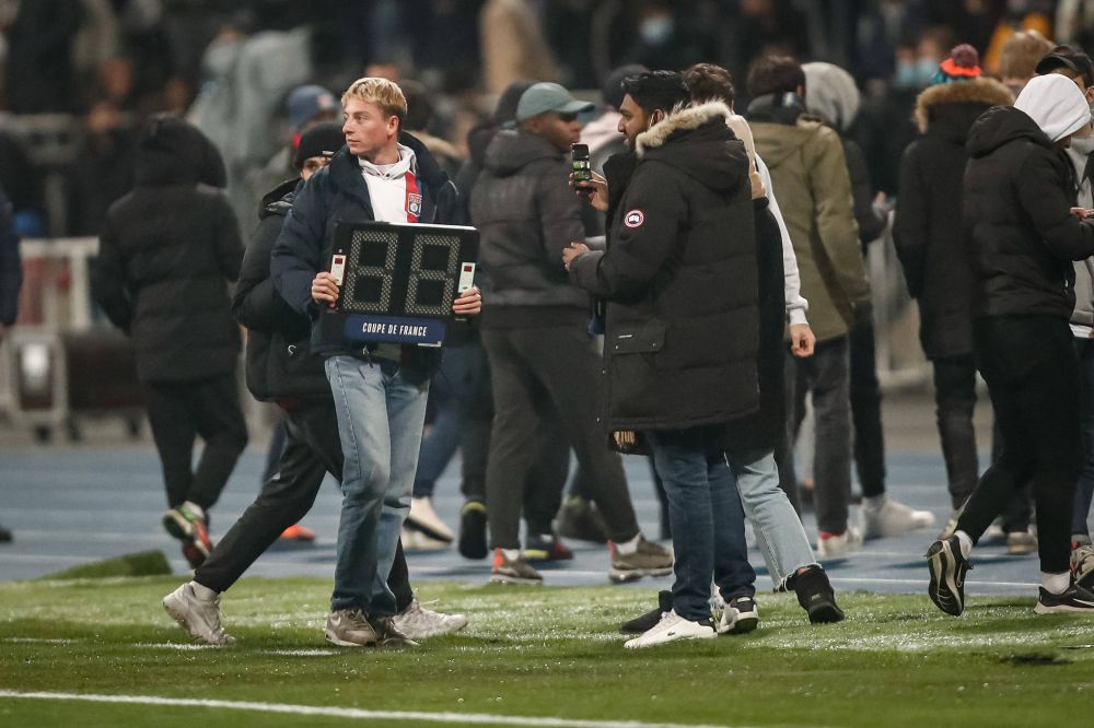 Haos în Franța! Meciul lui Lyon din Cupa Franței a fost suspendat din cauza incidentelor din tribune_9