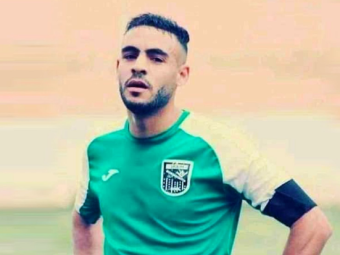 
	Un fotbalist algerian a murit pe teren din cauza unei lovituri la cap. Imagini tulburătoare din vestiar
