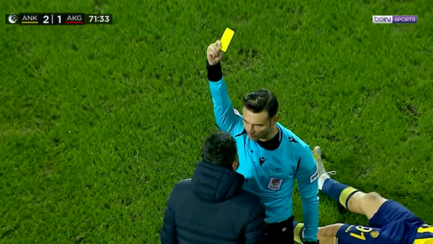 Așa ceva nu s-a mai văzut! Arbitrul i-a arătat cartonașul galben medicului intrat pe teren să ajute un fotbalist aflat la pământ