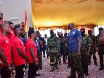 Colonelul care a preluat puterea în Guineea după o lovitură de stat i-a amenințat pe fotbaliști înaintea Cupei Africii