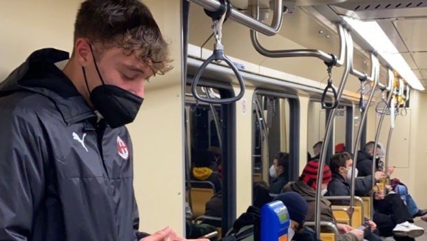 
	Imaginea zilei în Italia! Un jucător de la AC Milan s-a întors acasă cu metroul după meciul cu AS Roma
