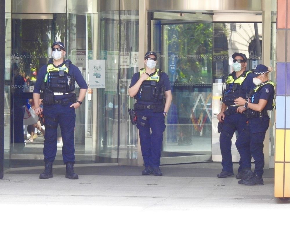 Violențe în fața hotelului în care a fost închis Djokovic, la Melbourne. A fost nevoie de intervenția forțelor de ordine_1