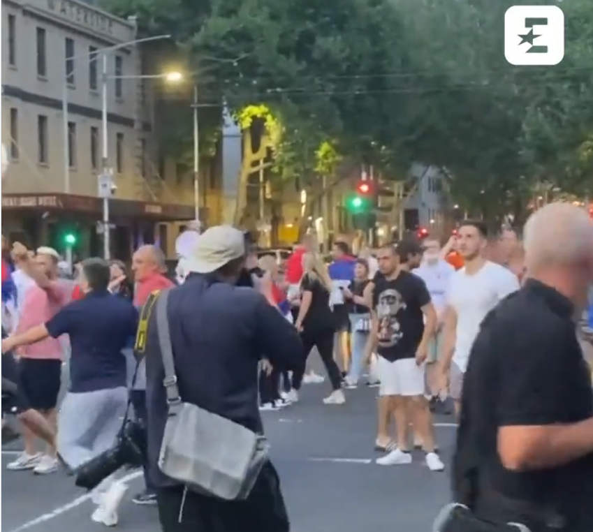 Violențe în fața hotelului în care a fost închis Djokovic, la Melbourne. A fost nevoie de intervenția forțelor de ordine_2