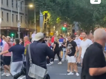 
	Violențe în fața hotelului în care a fost închis Djokovic, la Melbourne. A fost nevoie de intervenția forțelor de ordine
