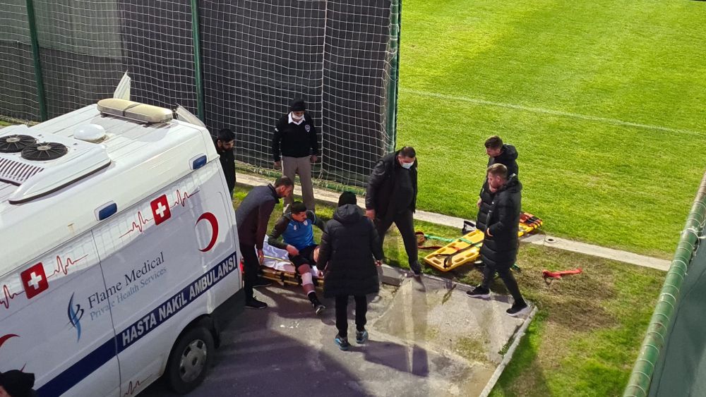 Un jucător de la Voluntari, luat de ambulanță după ce a fost tăiat de crampoanele unui adversar!_2