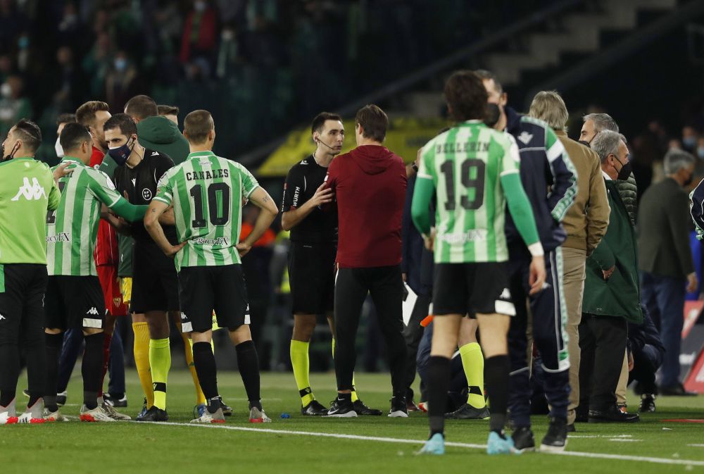 Scandal major în Cupa Spaniei la meciul Real Betis - Sevilla! Fekir a înscris din corner, dar partida a fost suspendată după ce un jucător a fost lovit în cap cu un obiect aruncat de fani_1