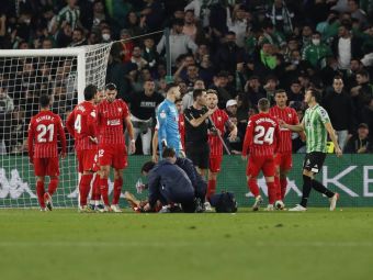 
	Scandal major în Cupa Spaniei la meciul Real Betis - Sevilla! Fekir a înscris din corner, dar partida a fost suspendată după ce un jucător a fost lovit în cap cu un obiect aruncat de fani
