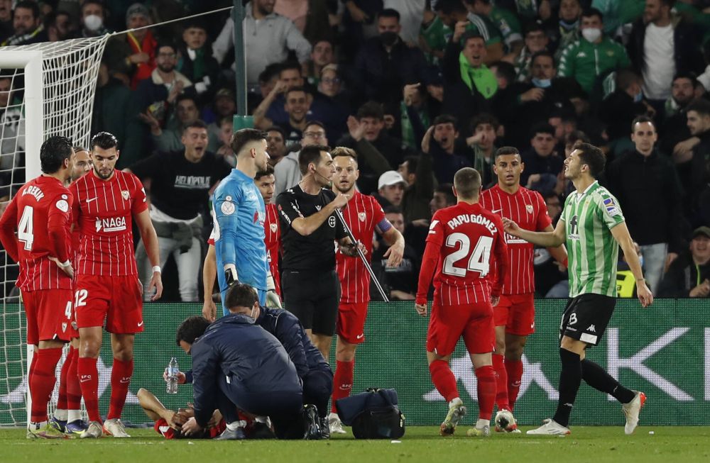 Scandal major în Cupa Spaniei la meciul Real Betis - Sevilla! Fekir a înscris din corner, dar partida a fost suspendată după ce un jucător a fost lovit în cap cu un obiect aruncat de fani_3