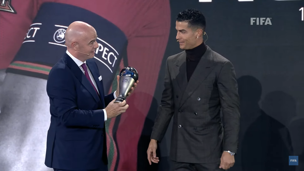 Cristiano Ronaldo, apariție neașteptată la gala FIFA! Starul portughez a fost premiat și a vorbit despre retragere_1