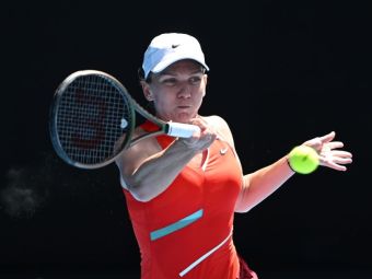 
	&bdquo;The Lady in Red&rdquo; Simona Halep a făcut spectacol în turul 1 la Melbourne, amintind de tenisul ofensiv prestat în 2018
