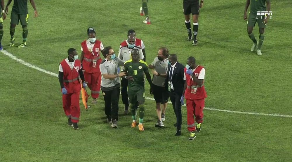 Momente de panică la Cupa Africii! Sadio Mane s-a ciocnit de portarul advers și a rămas întins pe gazon_1