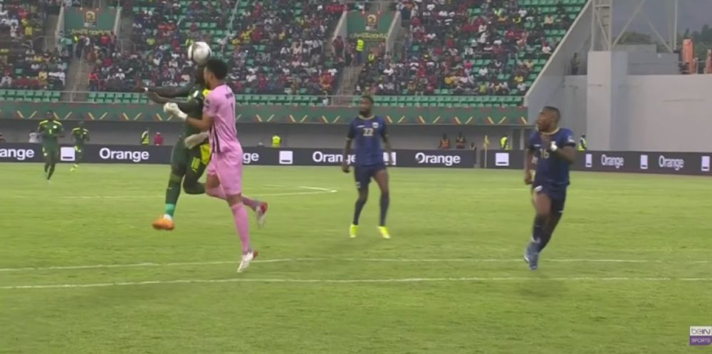 Momente de panică la Cupa Africii! Sadio Mane s-a ciocnit de portarul advers și a rămas întins pe gazon_4