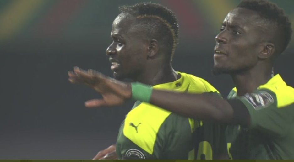 Momente de panică la Cupa Africii! Sadio Mane s-a ciocnit de portarul advers și a rămas întins pe gazon_5