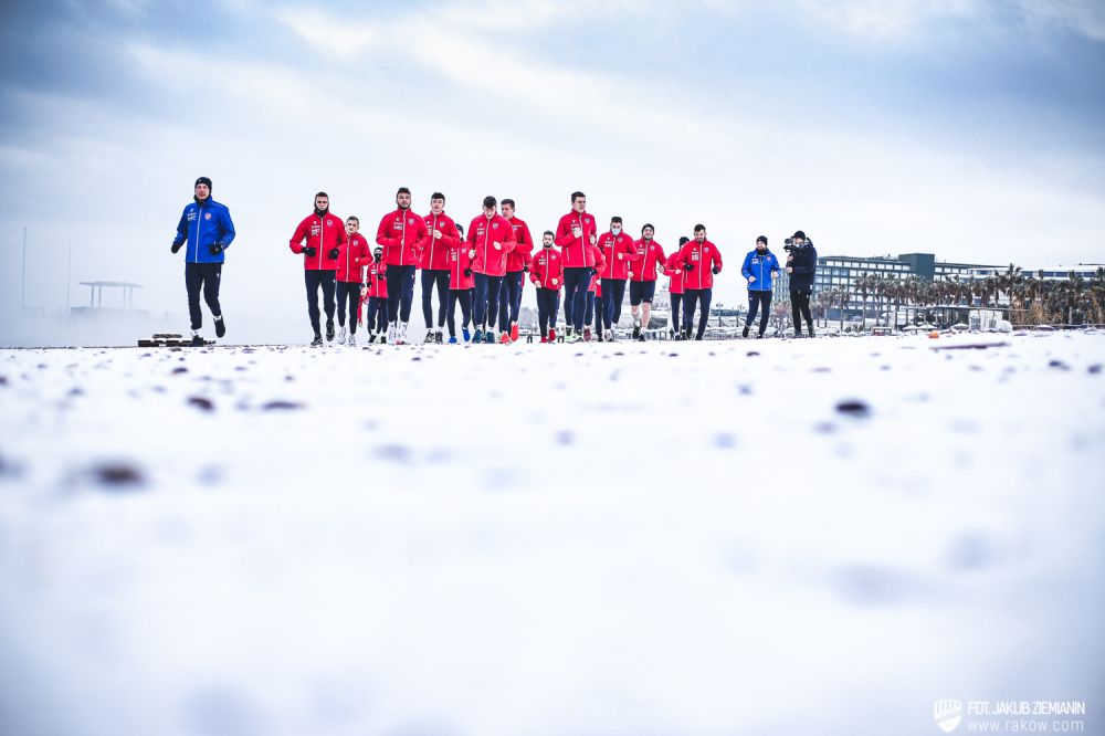 Zăpadă și palmieri! Imagini spectaculoase cu Sorescu de la antrenamentele cu noua sa echipă, Rakow_4