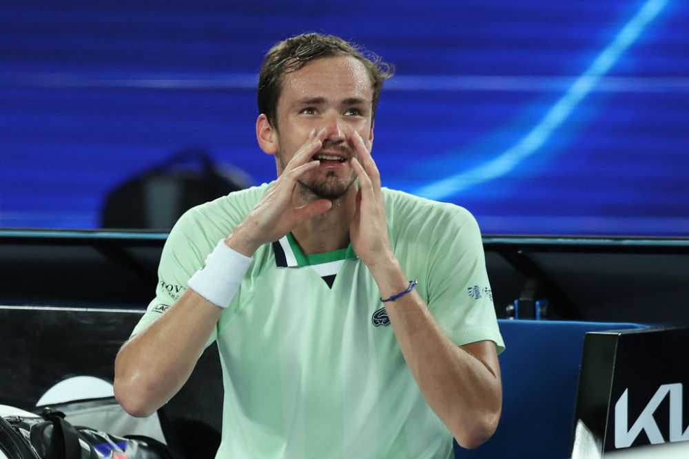 „Ești prost? Uită-te la mine, cu tine vorbesc!” Medvedev l-a umilit pe arbitru: „Ești praf pentru o semifinală de Grand Slam!”_15