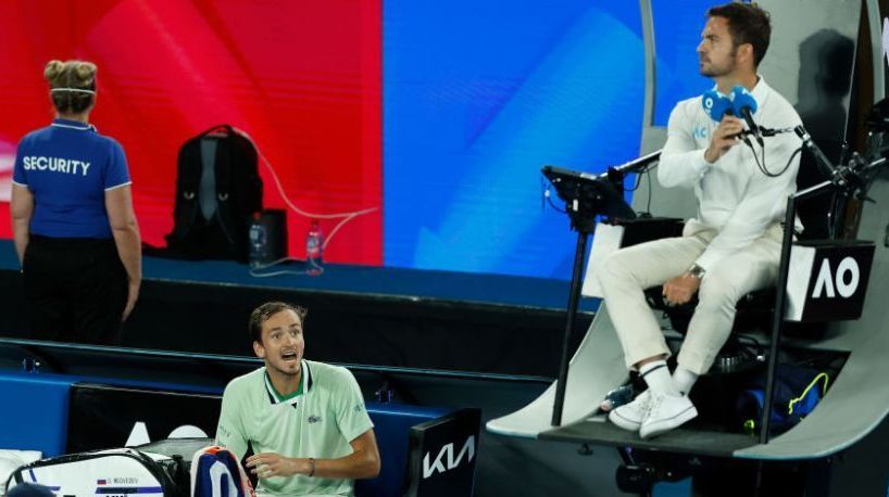 „Ești prost? Uită-te la mine, cu tine vorbesc!” Medvedev l-a umilit pe arbitru: „Ești praf pentru o semifinală de Grand Slam!”_6