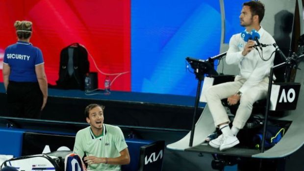 
	&bdquo;Ești prost? Uită-te la mine, cu tine vorbesc!&rdquo; Medvedev l-a umilit pe arbitru: &bdquo;Ești praf pentru o semifinală de Grand Slam!&rdquo;
