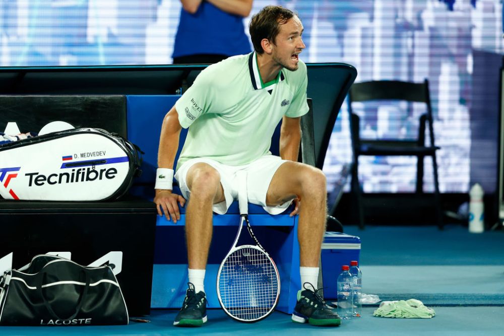 „Ești prost? Uită-te la mine, cu tine vorbesc!” Medvedev l-a umilit pe arbitru: „Ești praf pentru o semifinală de Grand Slam!”_7