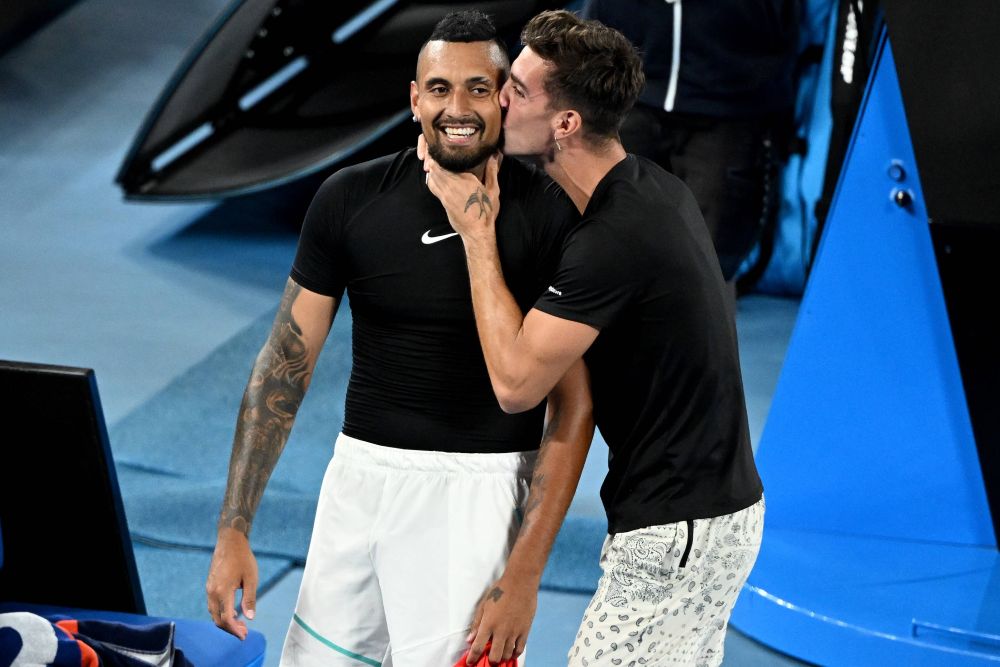 Campionul de Grand Slam, Nick Kyrgios și-a sărutat pasional iubita pe terenul de joc, în văzul a mii de australieni_11