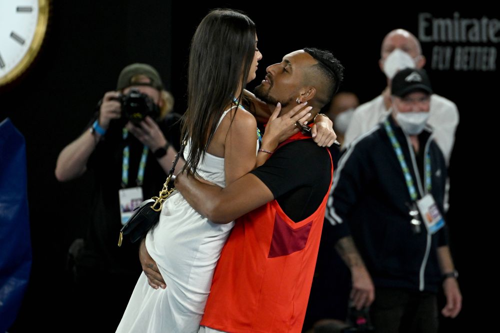 Campionul de Grand Slam, Nick Kyrgios și-a sărutat pasional iubita pe terenul de joc, în văzul a mii de australieni_8