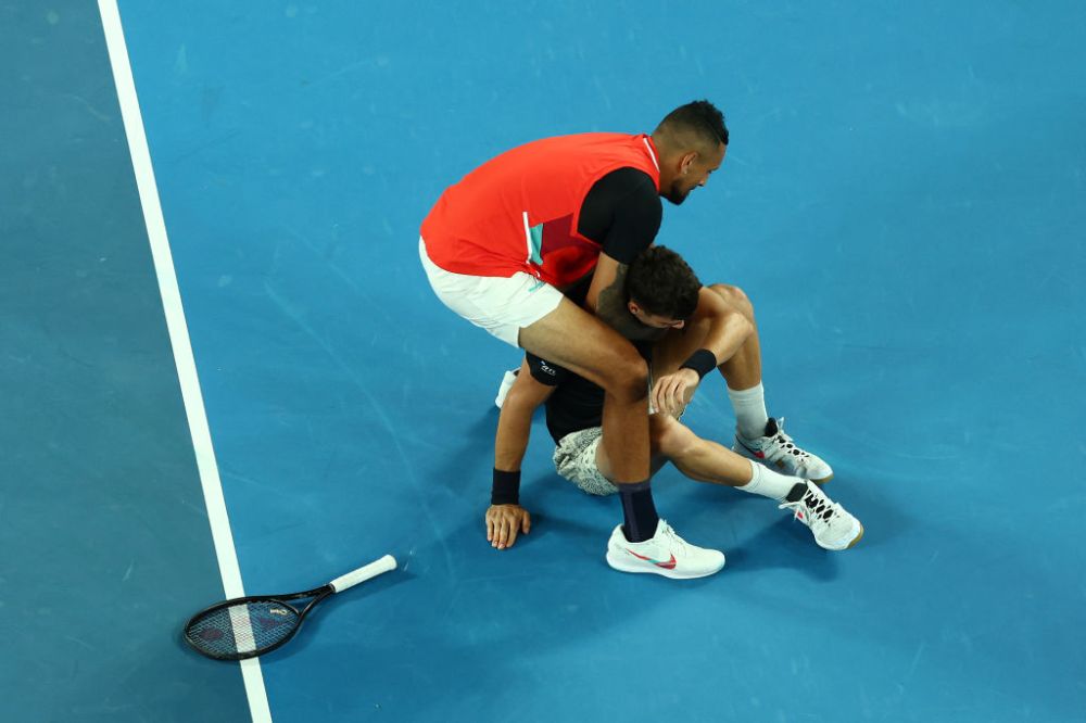 Campionul de Grand Slam, Nick Kyrgios și-a sărutat pasional iubita pe terenul de joc, în văzul a mii de australieni_9