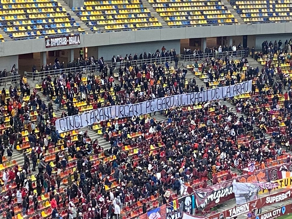 Giuleștenii le-au dat replica fanilor arădeni! Ce mesaj au afișat în timpul meciului Rapid - UTA_1