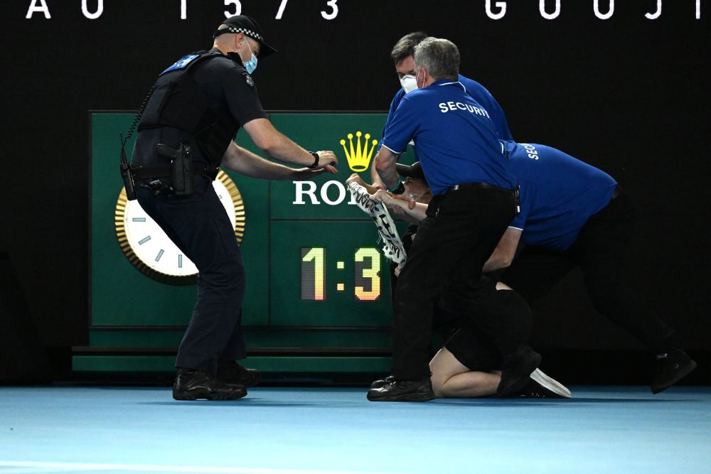 Jimmy Jump, tu ești? Un fan a intrat pe teren într-un moment critic al finalei Nadal - Medvedev de la Melbourne_15