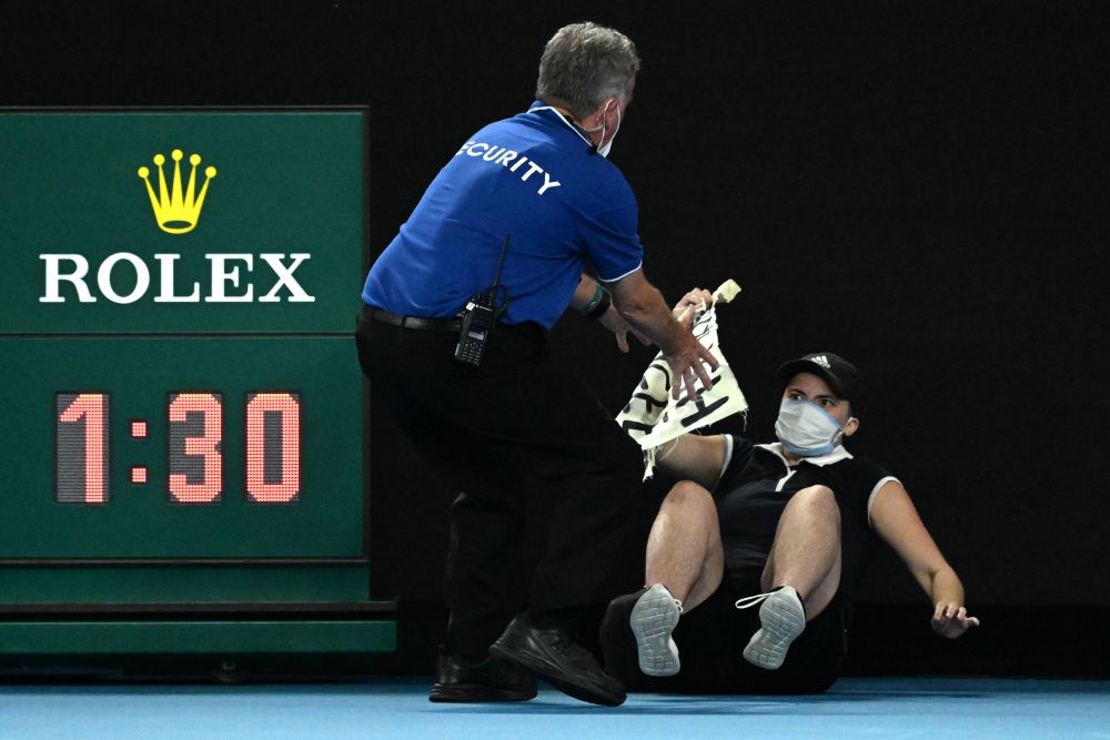Jimmy Jump, tu ești? Un fan a intrat pe teren într-un moment critic al finalei Nadal - Medvedev de la Melbourne_17