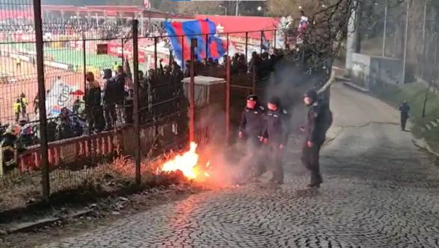 
	Incidente la Dinamo - FCSB! Jandarmii și pompierii au intervenit, iar un suporter a fost dus la ambulanță: &quot;Când vă bateți cu noi?&quot;
