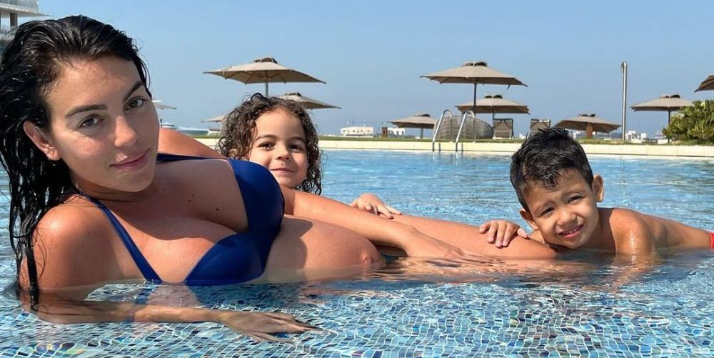 Georgina Rodriguez, imagini spectaculoase din Dubai. S-a pozat în costum de baie, însărcinată în ultimul trimestru cu gemeni_17