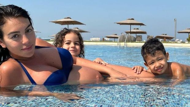 
	Georgina Rodriguez, imagini spectaculoase din Dubai. S-a pozat în costum de baie, însărcinată în ultimul trimestru cu gemeni
