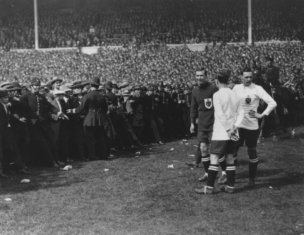 Poveștile FA Cup | Acum 99 de ani, până la 300.000 de fani asistau la finală. Calul Billie, salvator și imagine celebră_1