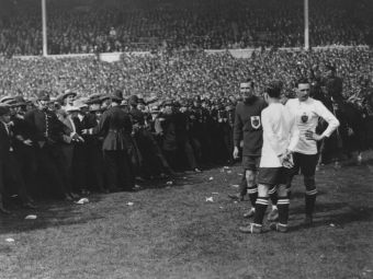 
	Poveștile FA Cup | Acum 99 de ani, până la 300.000 de fani asistau la finală. Calul Billie, salvator și imagine celebră
