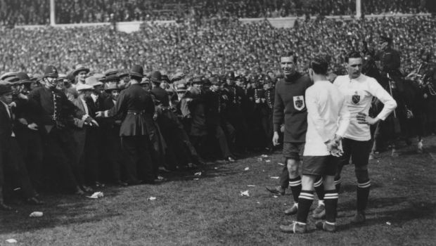 
	Poveștile FA Cup | Acum 99 de ani, până la 300.000 de fani asistau la finală. Calul Billie, salvator și imagine celebră
