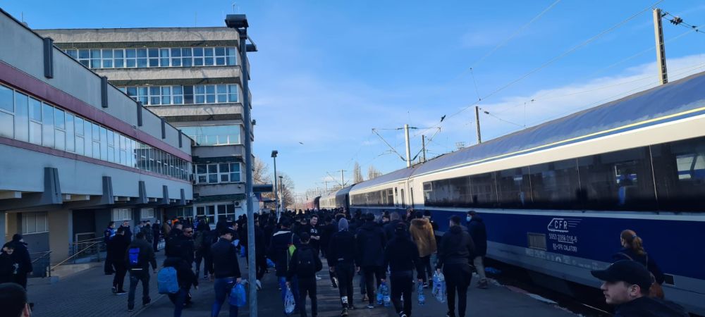 Suporterii lui FCU Craiova vin cu trenul la București pentru meciul cu FCSB! Imagini spectaculoase din Bănie_2