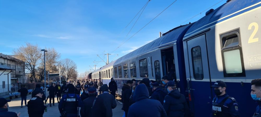 Suporterii lui FCU Craiova vin cu trenul la București pentru meciul cu FCSB! Imagini spectaculoase din Bănie_5