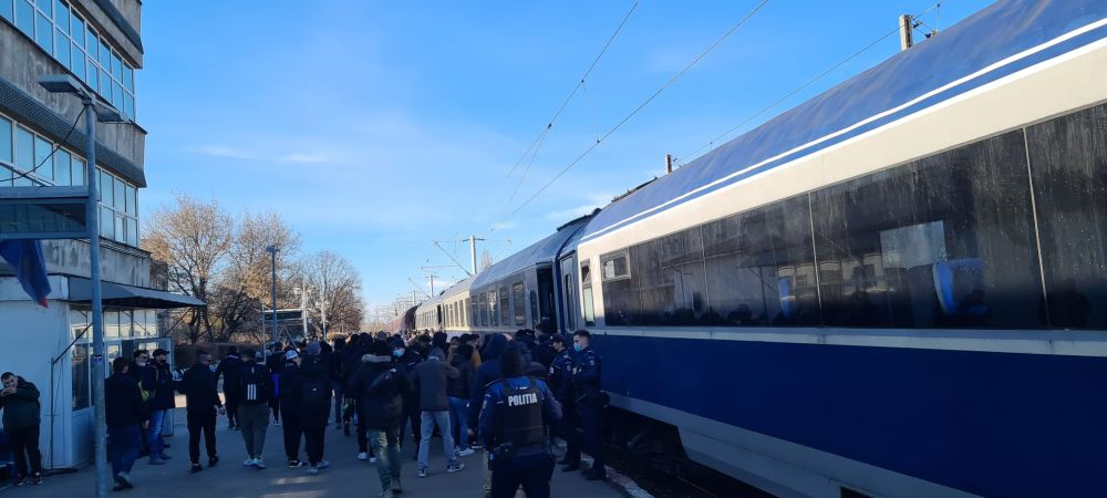 Suporterii lui FCU Craiova vin cu trenul la București pentru meciul cu FCSB! Imagini spectaculoase din Bănie_6